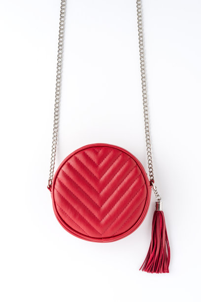 红色优雅的肩包与白色背景隔离。平躺图片下载