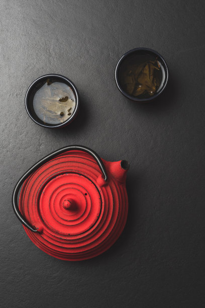 茶壶和杯子的头顶拍摄。近距离图片下载