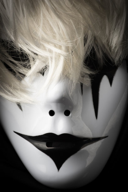 惊悚面具万圣节手喷摄影师戏剧性的灯光和黑色背景图片下载