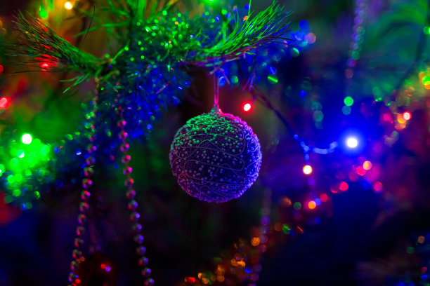 圣诞节的玩具闪闪发光。圣诞树上的装饰玩具。概念是圣诞之夜。图片下载