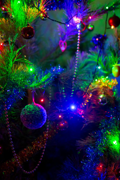 圣诞节的玩具闪闪发光。圣诞树上的装饰玩具。概念是圣诞之夜。图片下载