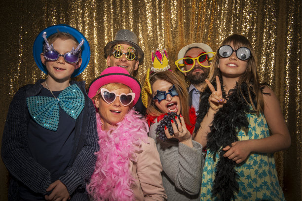 男女朋友在派对上拍搞笑照片图片下载