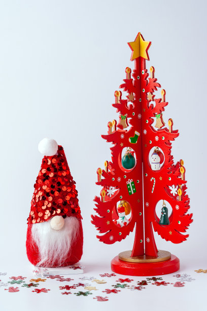 木制圣诞树，玩偶圣诞老人五彩纸屑在白色背景上图片下载
