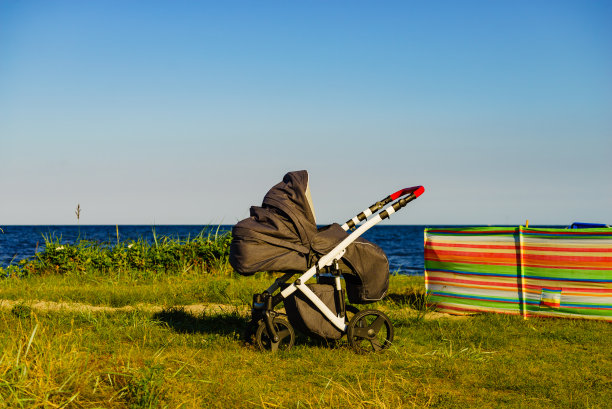 海边的户外婴儿推车。图片下载