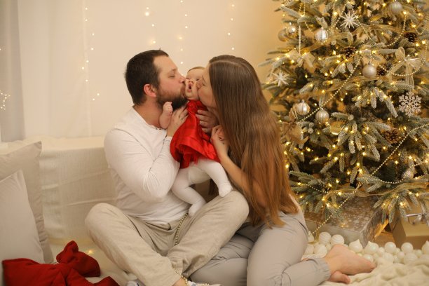 友好的一家人在圣诞节晚上看着相机的照片图片下载