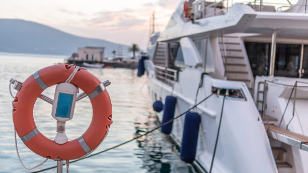 游艇码头上的救生圈。红圈码头上的船坞照片图片下载