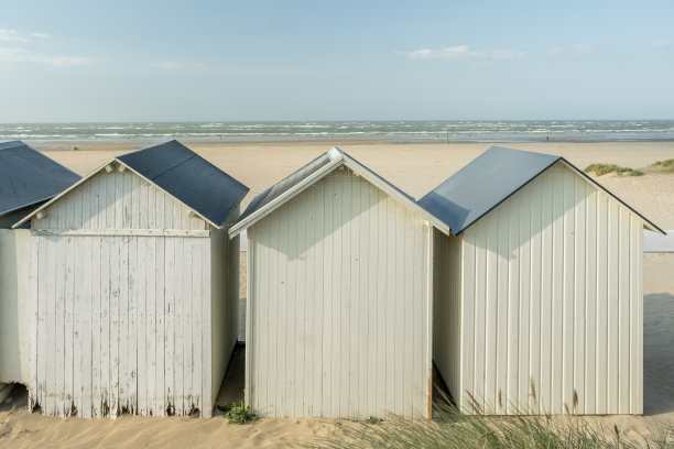 海滩小屋，在海滩里瓦贝拉，乌斯特勒姆，法国图片下载
