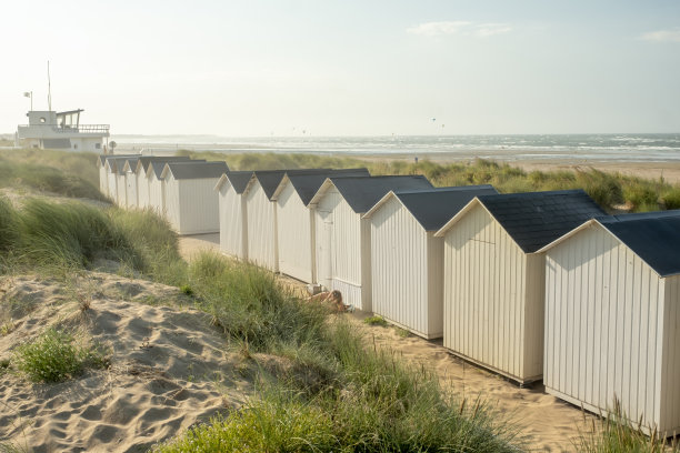 海滩小屋，在海滩里瓦贝拉，乌斯特勒姆，法国图片下载