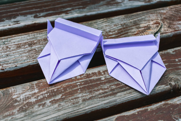 纸打字机在长凳上。折纸为了好玩图片下载