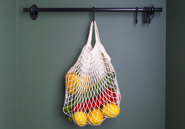 一个可重复使用的购物袋，里面装着超市里的蔬菜和水果。禁止使用一次性塑料袋的概念。“零浪费”的背景。高质量的照片图片下载