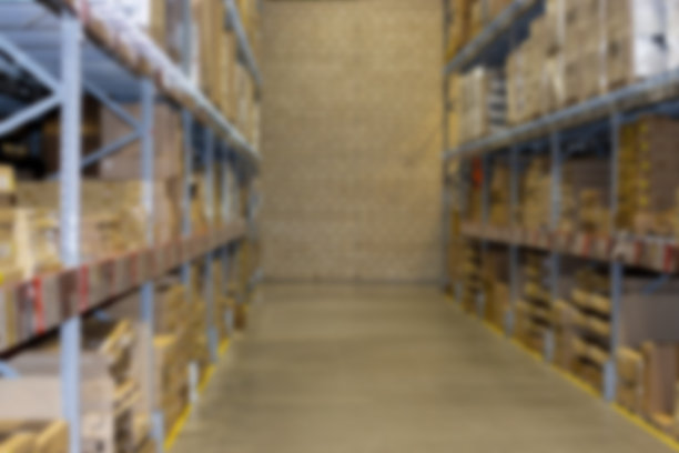 散焦背景仓库。工业储藏室，有架子和盒子图片下载