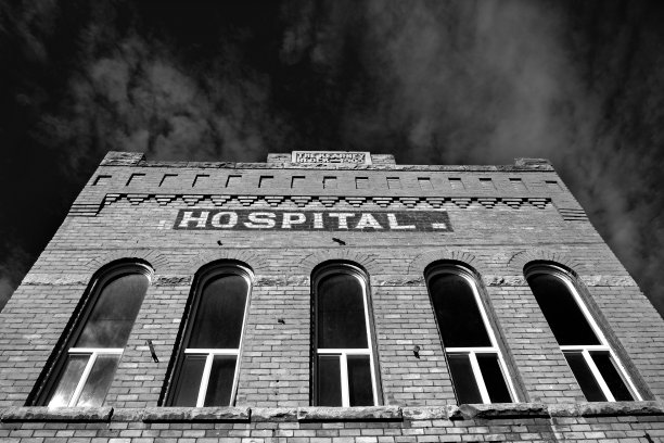 古老的砖石医院建筑，古色古香的保健医疗设施，蓝天白云图片下载