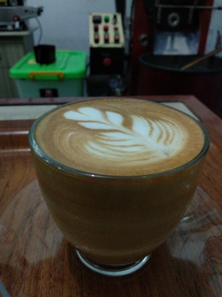 木桌上的一杯拿铁照片图片下载