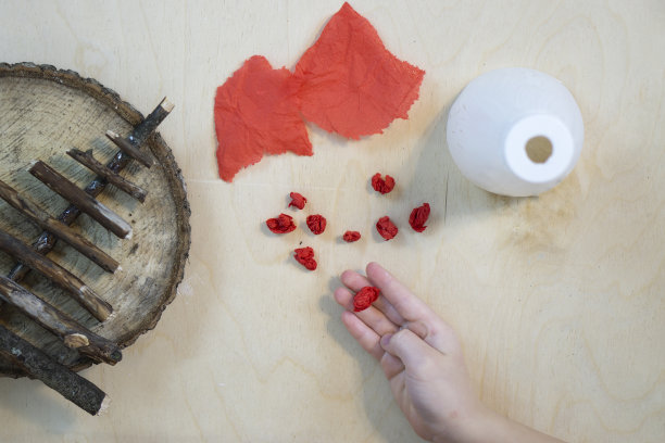 用木棍做圣诞树来装饰房间。原创儿童艺术作品。DIY的概念。一步一步的照片说明。大师班。有选择性的重点图片下载