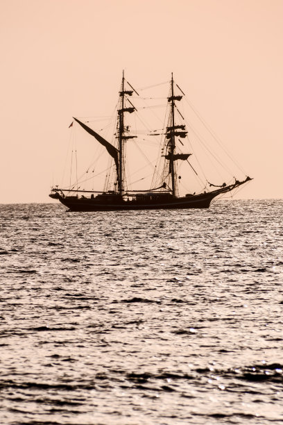 夕阳下的帆船剪影图片下载