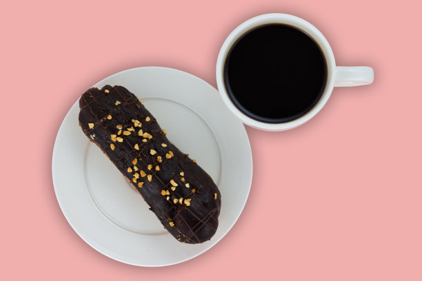 浓缩咖啡和小泡芙甜点。还有法式糕点和咖啡。图片下载