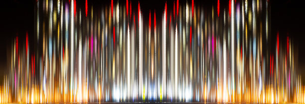 五颜六色的灯光在水中的反射图片下载