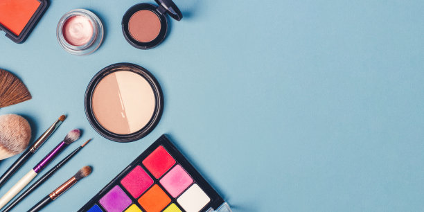 化妆用的一套不同的化妆品。图片下载