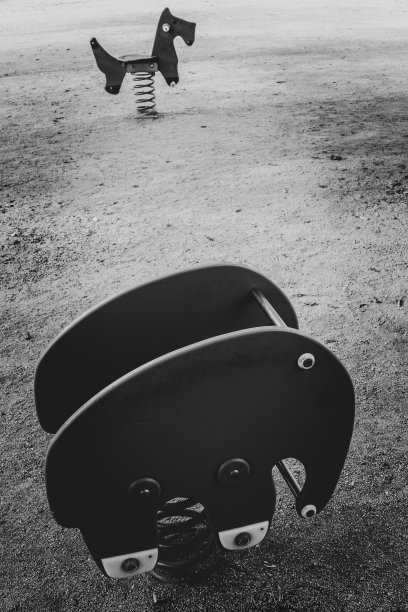 空旷的广场上孩子们的游戏图片下载