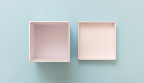 礼品盒白色空，开盖在淡蓝色背景。空白，品牌模板图片下载