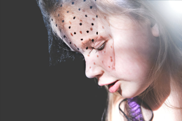 美丽体贴的女孩与黑色面纱盖脸，电影肖像。在舞台上的表现。融合儿童观念。图片下载