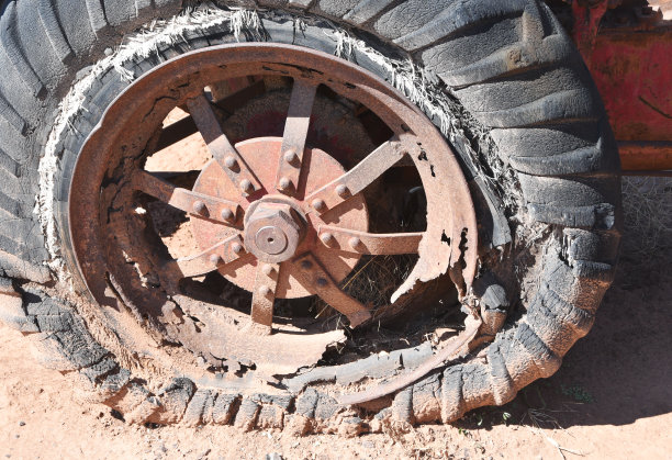 腐烂的拖拉机轮胎图片下载