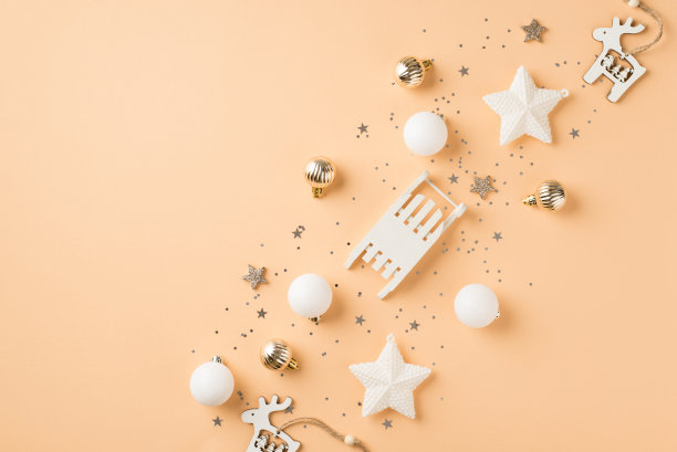 顶部视图照片的行组成白色和金色的圣诞树装饰小雪橇驯鹿球星星和亮片孤立的米色背景与空白图片下载