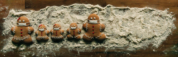 在圣诞节戴着病毒防护口罩的大型家庭姜饼饼干。网页横幅格式(3:2格式的类似照片见所有的serie)图片下载