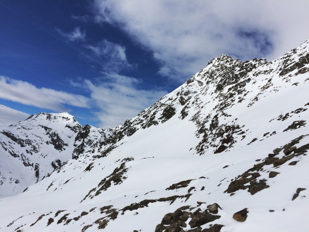 蔚蓝的天空衬托着美丽的阿尔卑斯山脉图片下载