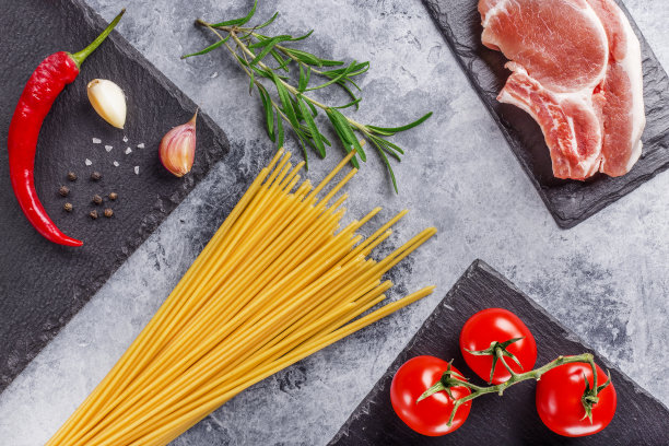 生牛排配番茄和意大利面。图片下载