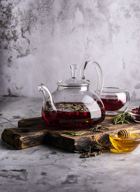 选择性聚焦，在透明茶壶中新鲜泡茶图片下载