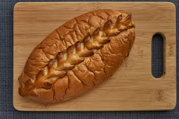 面包派面包房木制砧板上的俯视图图片下载