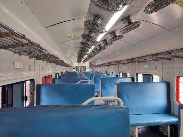 印度公共火车的座位安排图片下载