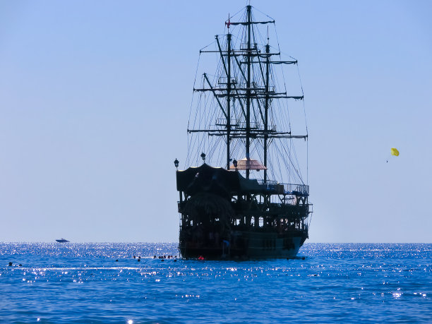 在土耳其安塔利亚的地中海上航行图片下载