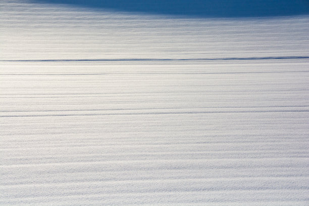 由风构成的雪原的蓝色阴影图片下载