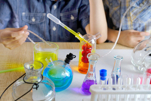 7-9岁的孩子，小学生，做化学实验图片下载