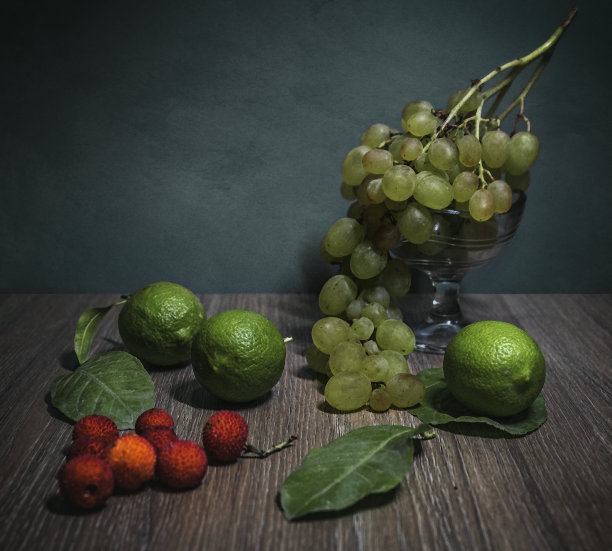 木桌上的葡萄和柠檬图片下载