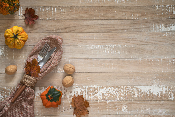 浅木桌上的秋季餐具背景图片下载
