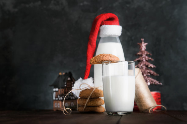 圣诞老人的牛奶和圣诞饼干在黑暗的背景特写和复制空间概念…图片下载