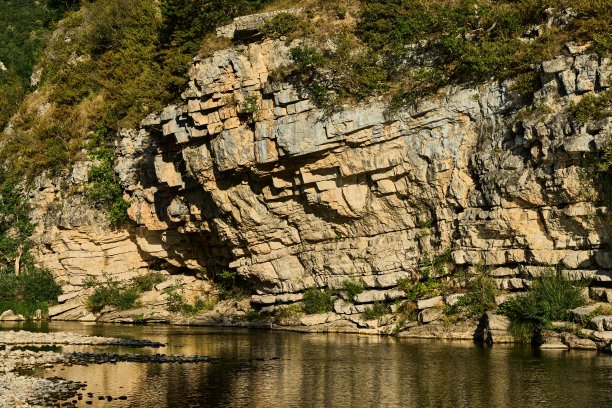 杜塔恩峡谷中石灰岩山脉的岩层图片下载