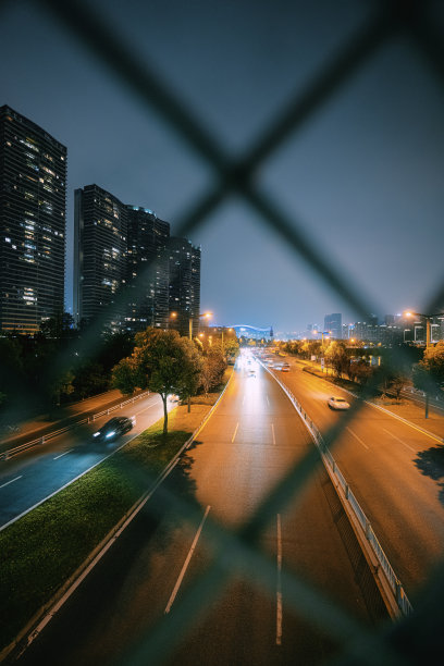 成都拍摄的现代城市道路和金融建筑图片下载