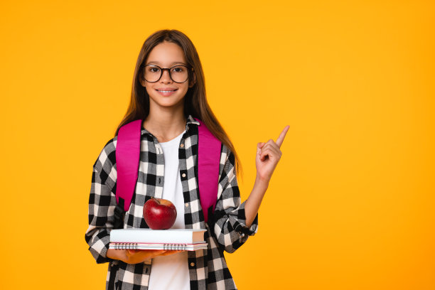 优秀女学生指着留白肖像特写图片下载