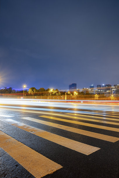 雨夜拍摄的成都斑马线、车梁和现代建筑图片下载