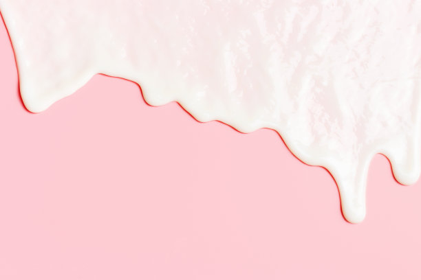 液体保湿洗发水滴下粉红色背景特写。图片下载