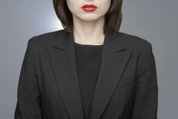 穿着黑色西装的女商人的特写镜头图片下载