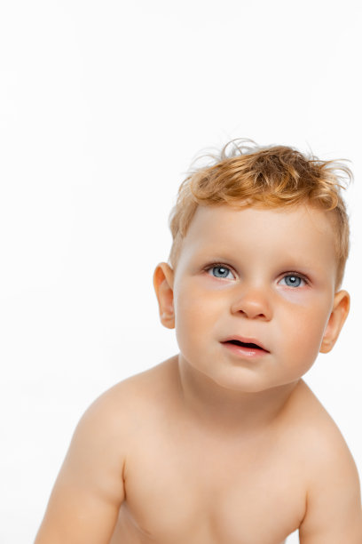 可爱小男孩的特写照片，孩子在白色的背景下孤立地摆姿势图片下载