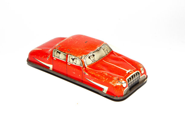 白色背景上的老式锡板玩具车图片下载