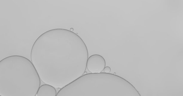 油滴在水面上形成圆形。图片下载