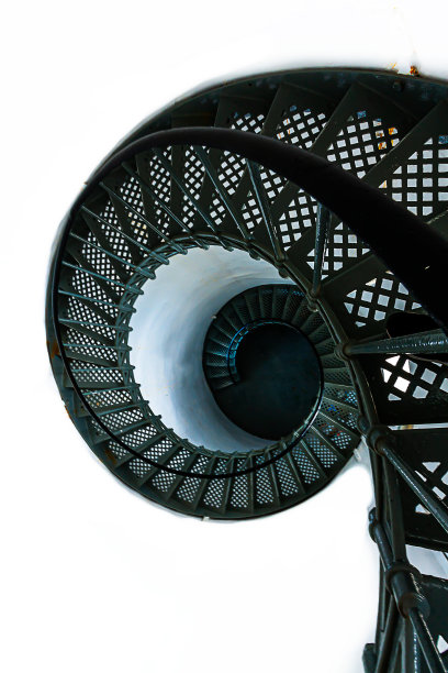 从下面看塔斯马尼亚灯塔，黑色螺旋楼梯与生动的内墙形成的自然艺术图案。图片下载