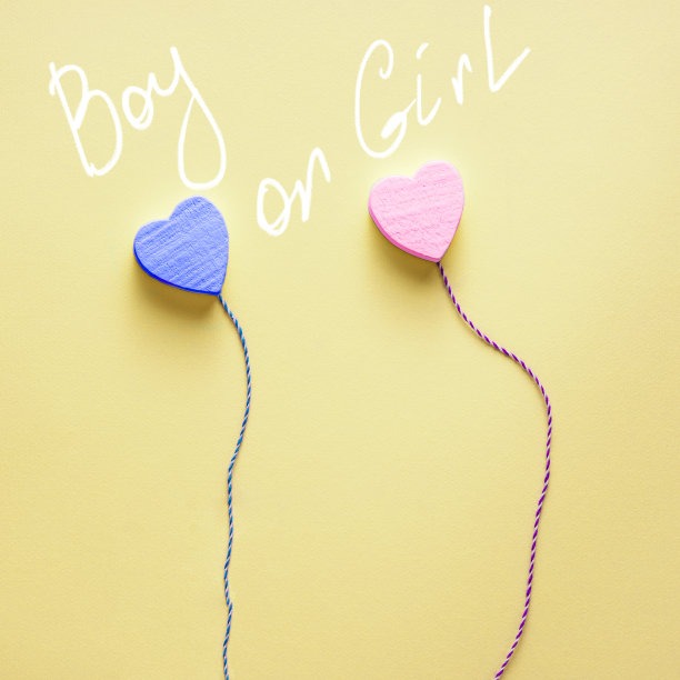 婴儿淋浴背景。婴儿送礼会邀请性别揭示卡片与粉红色和蓝色的心。图片下载